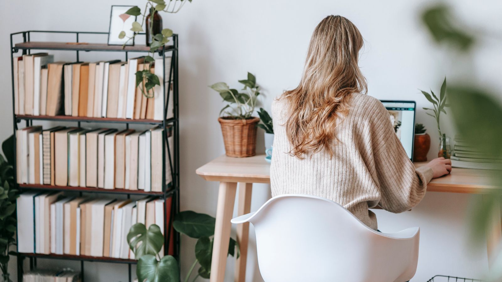 How One-Person Businesses Hit $1M Revenue With AI in 2026